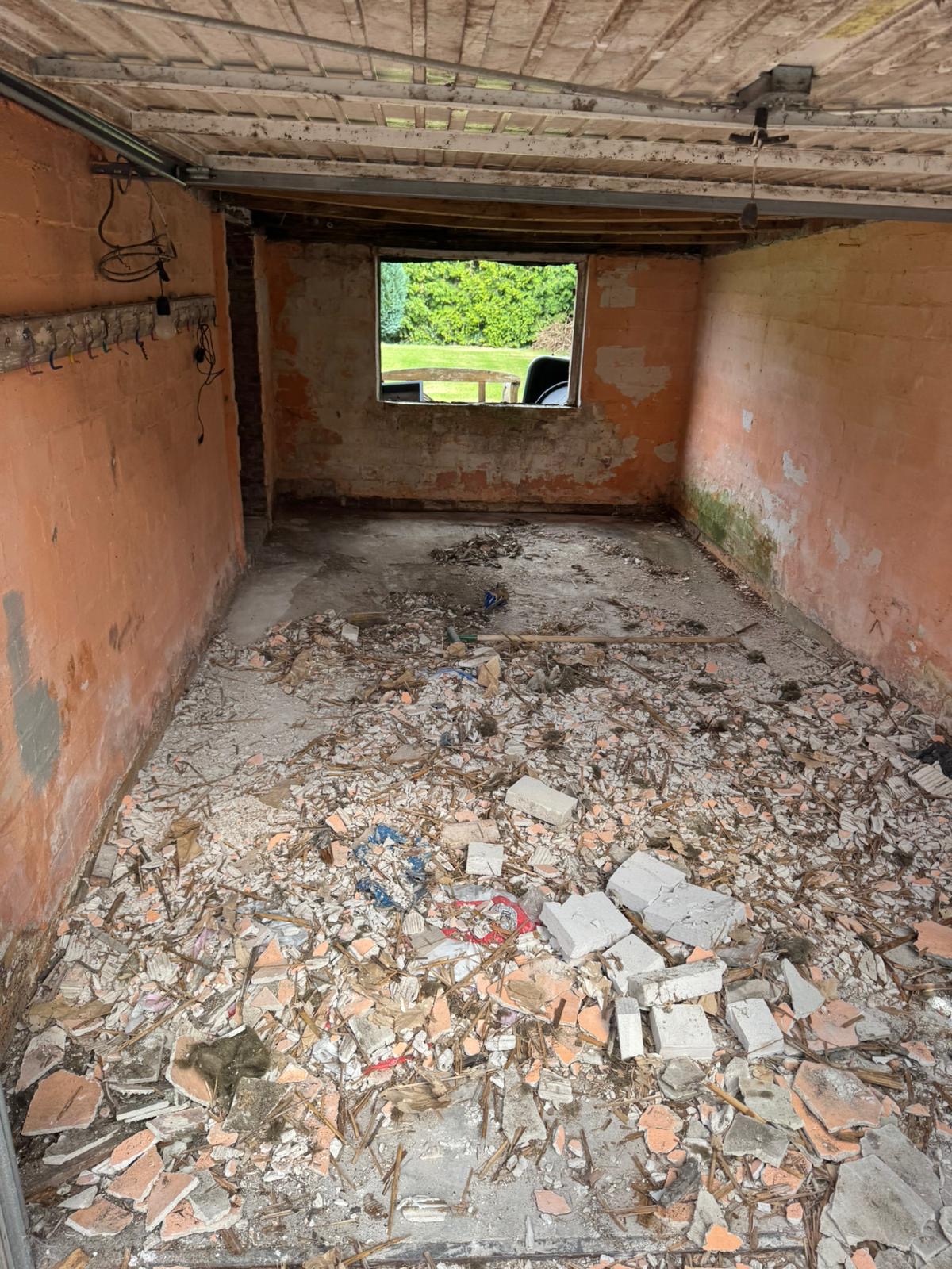 Garage entkernt und bereit zur Sanierung