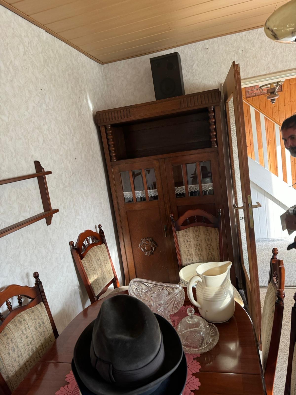 Esszimmer mit antiken Möbeln vor Haushaltsauflösung