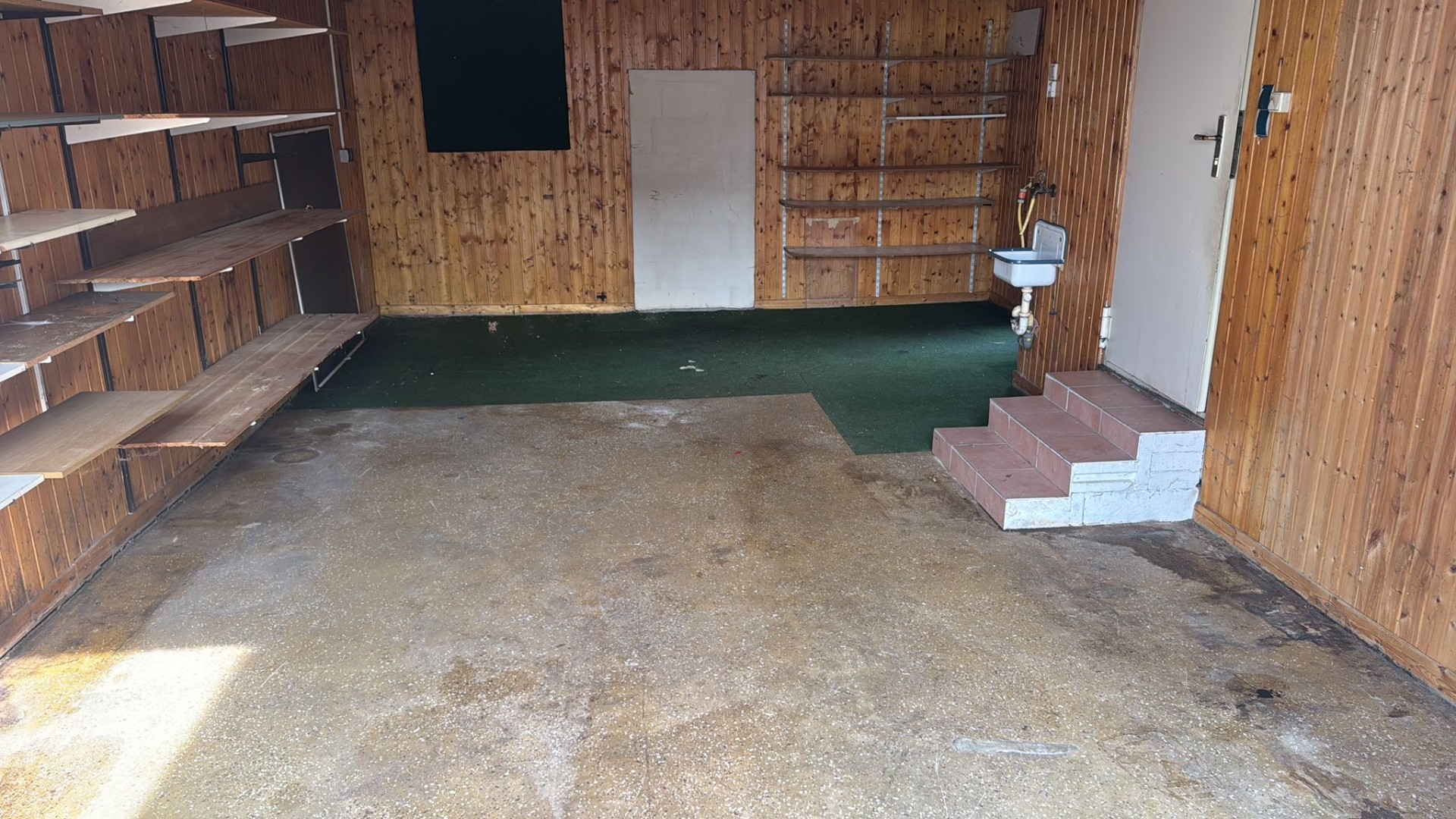 Leere Garage nach Entrümpelung
