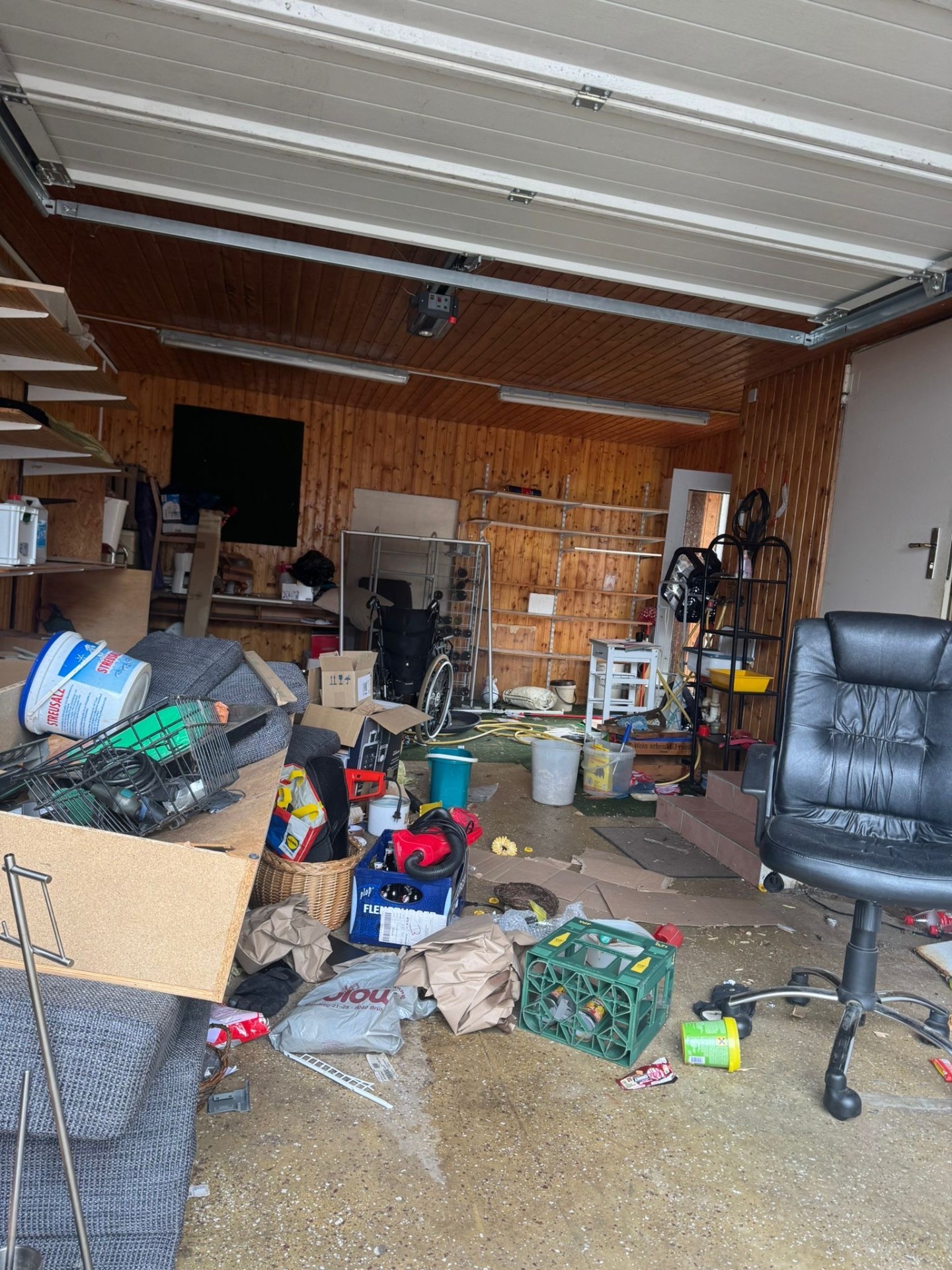 Garage vor der Entrümpelung