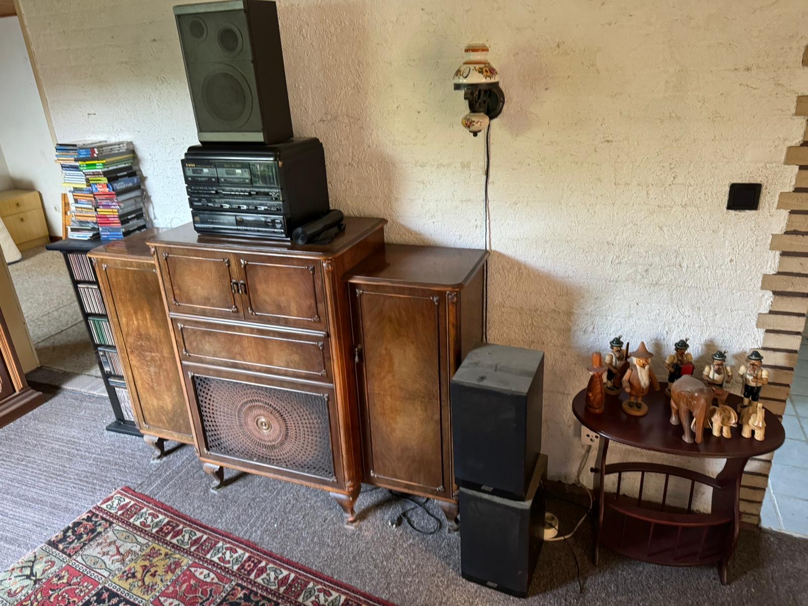 Wohnzimmer mit alter Hi-Fi-Anlage – Haushaltsauflösung