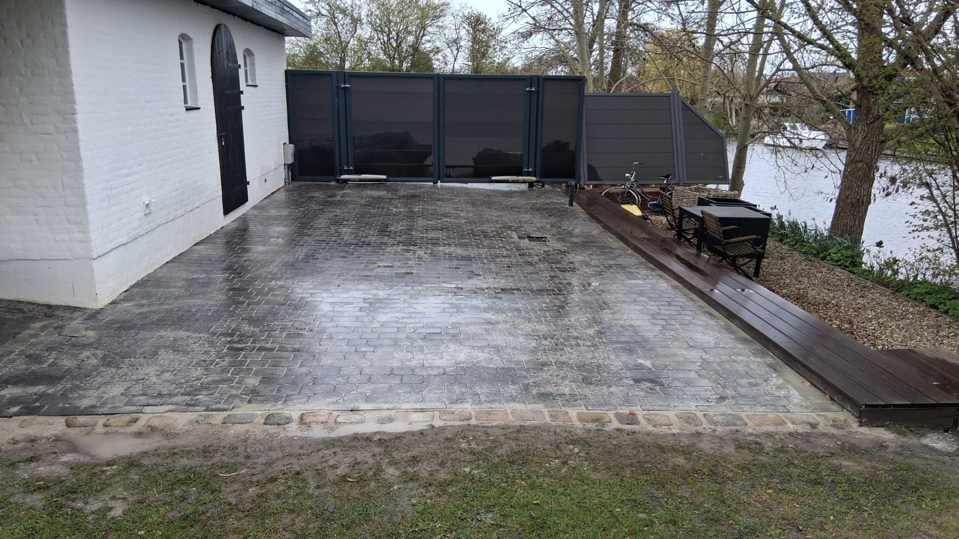 Fertig gepflasterte Hoffläche neben dem Haus