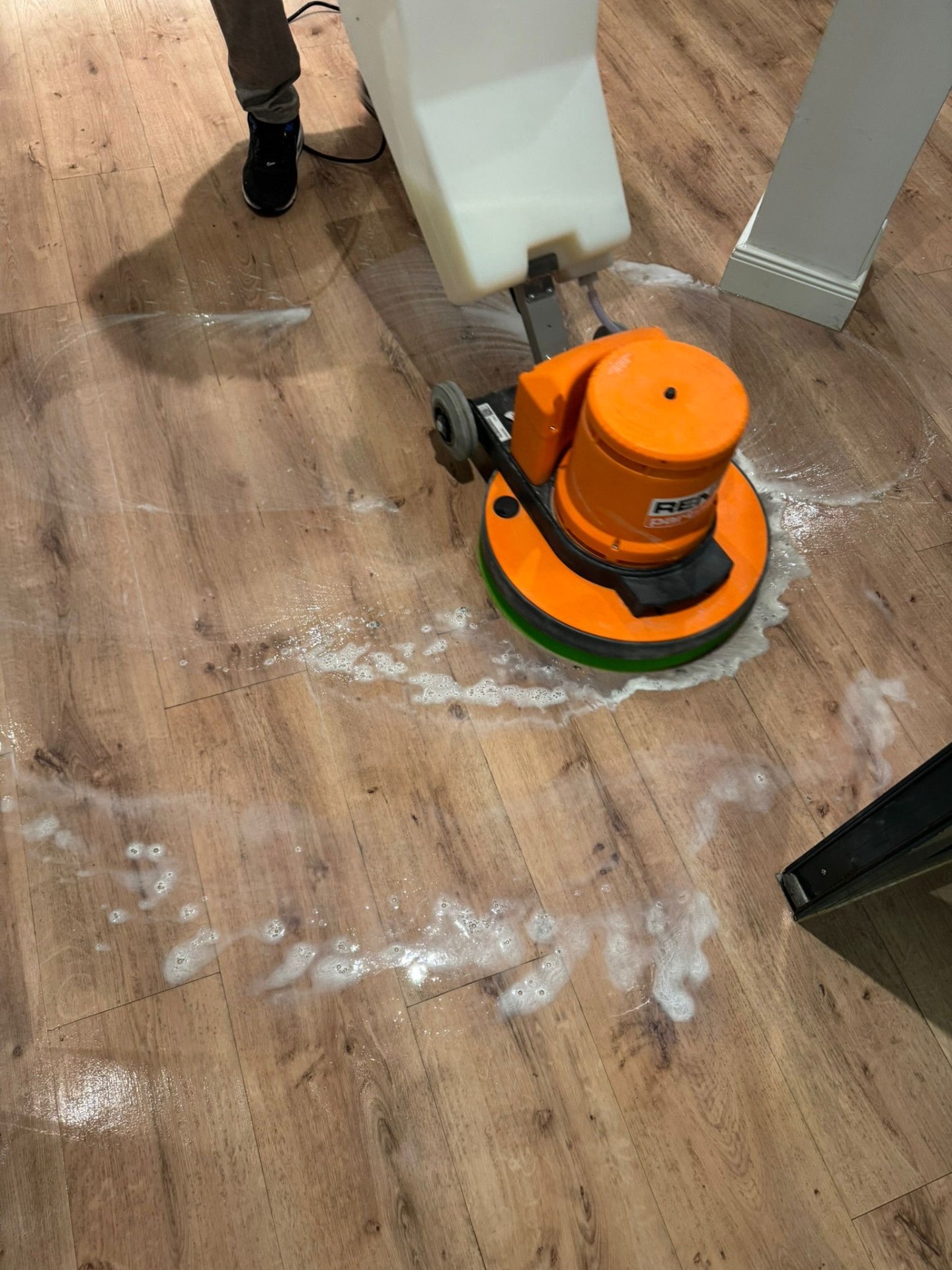 Bodenreinigung mit Einscheibenmaschine