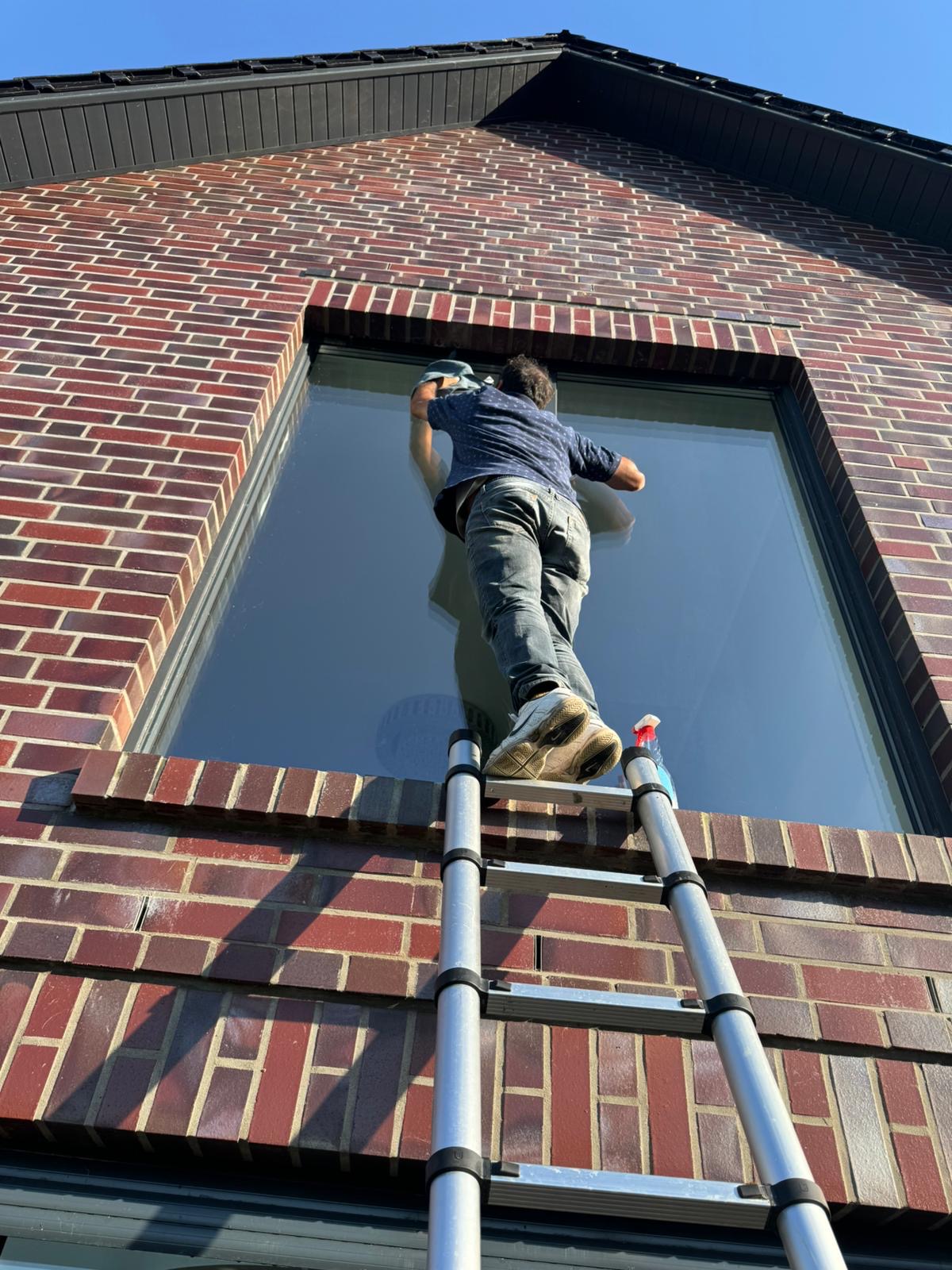 Fensterreinigung in luftiger Höhe