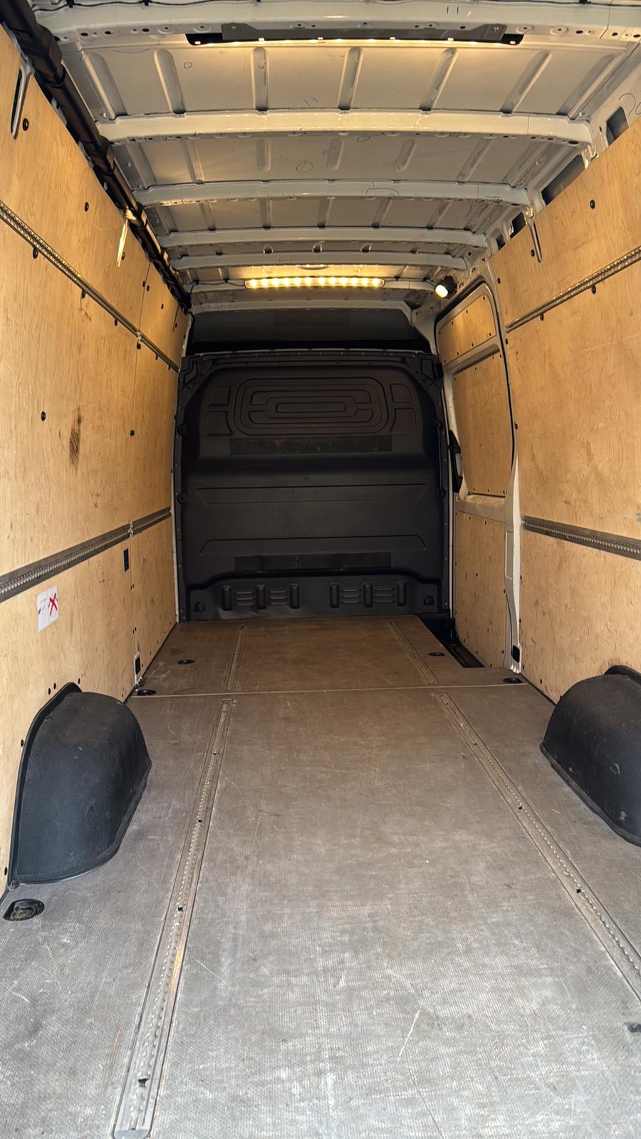 Sauberer, leerer Transporter